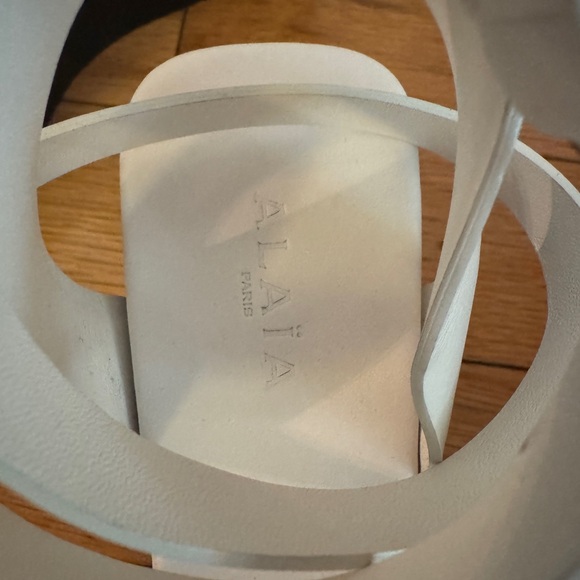 Alaia Stylish White Platform Sandals - Picture 6 of 6